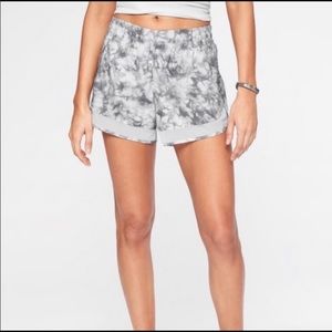 Athleta Gray White Tie Dye Running Athleisure Shorts Size Medium